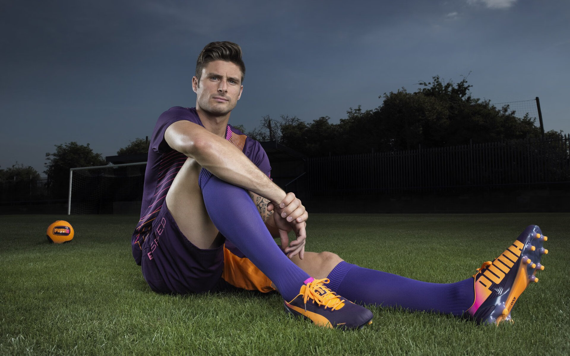 本土球员受伤下场,全场球迷泪目,球员受伤谁出钱